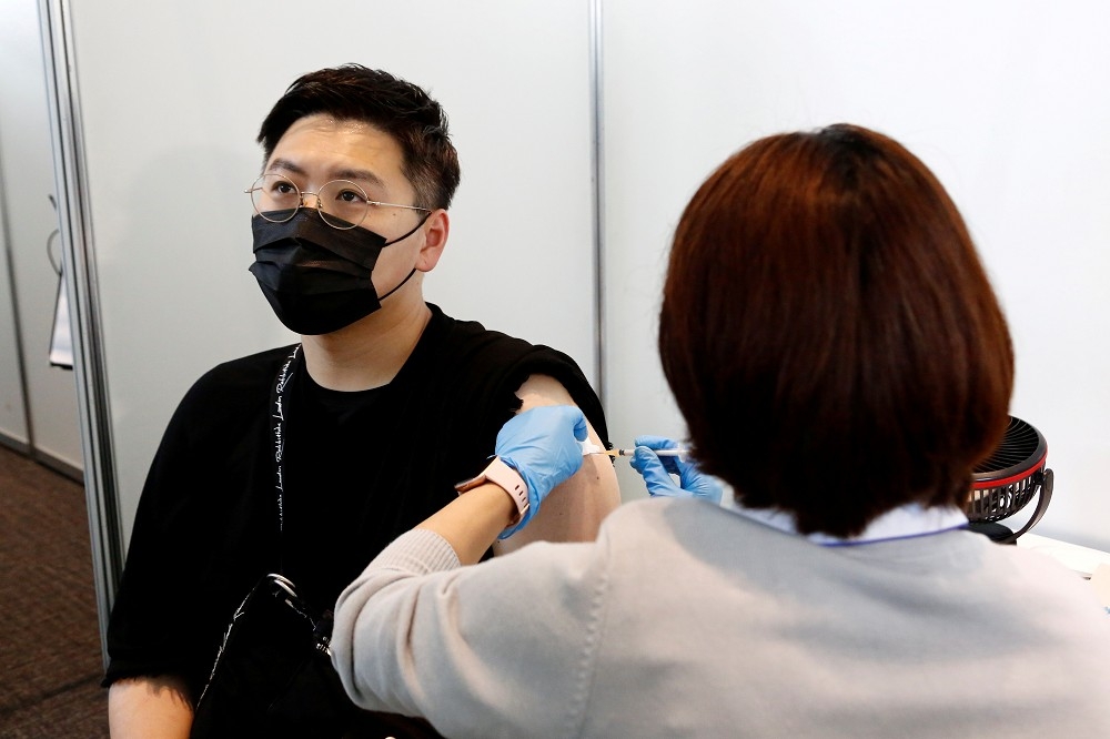 日本民眾正在施打疫苗。（湯森路透）