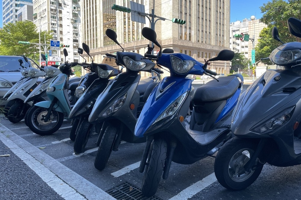 捷運松山新店線、文湖線、新蘆線周邊機車停車格，將自8月30日起收費，圖為松江南京站附近機車停車格。（蔡宜璇攝）