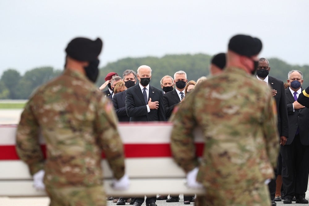 美國總統拜登親自迎接殉職軍人回國。（湯森路透）