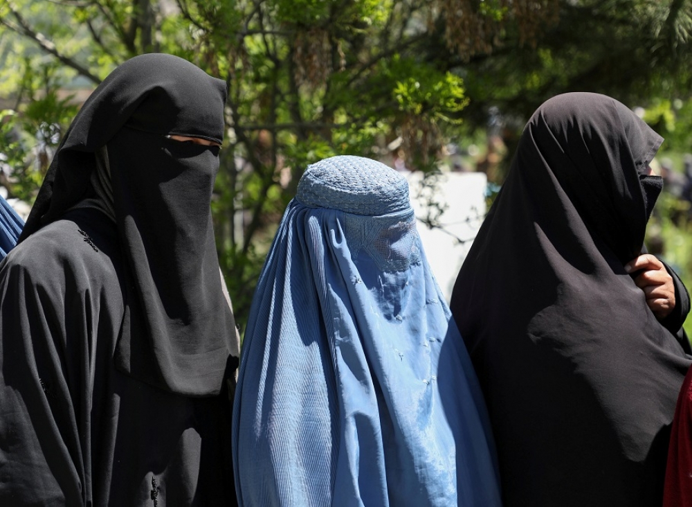 阿富汗婦女穿著全套罩袍（中央藍色）。（湯森路透）