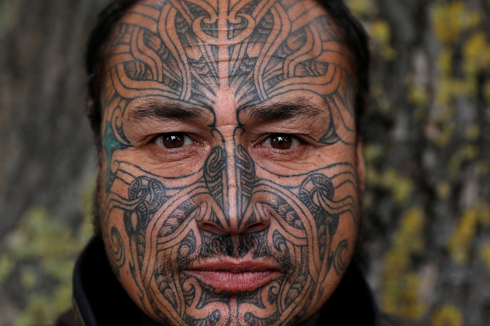 臉上刺滿圖騰的紐西蘭毛利人。（湯森路透）
