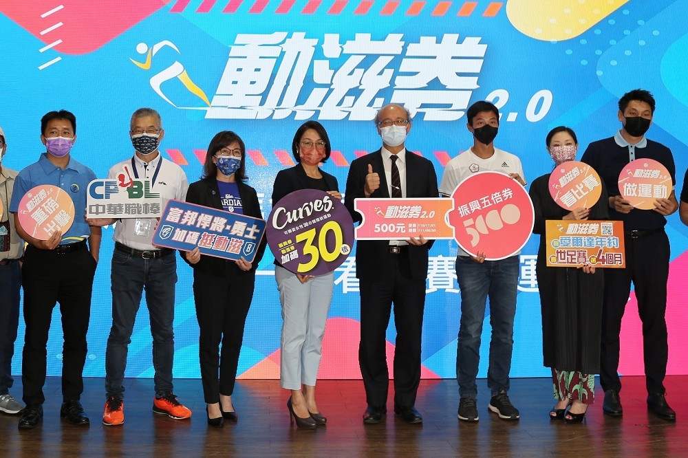 台灣「網球一哥」盧彥勳（右3）為動滋券代言。（教育部體育署提供）　 