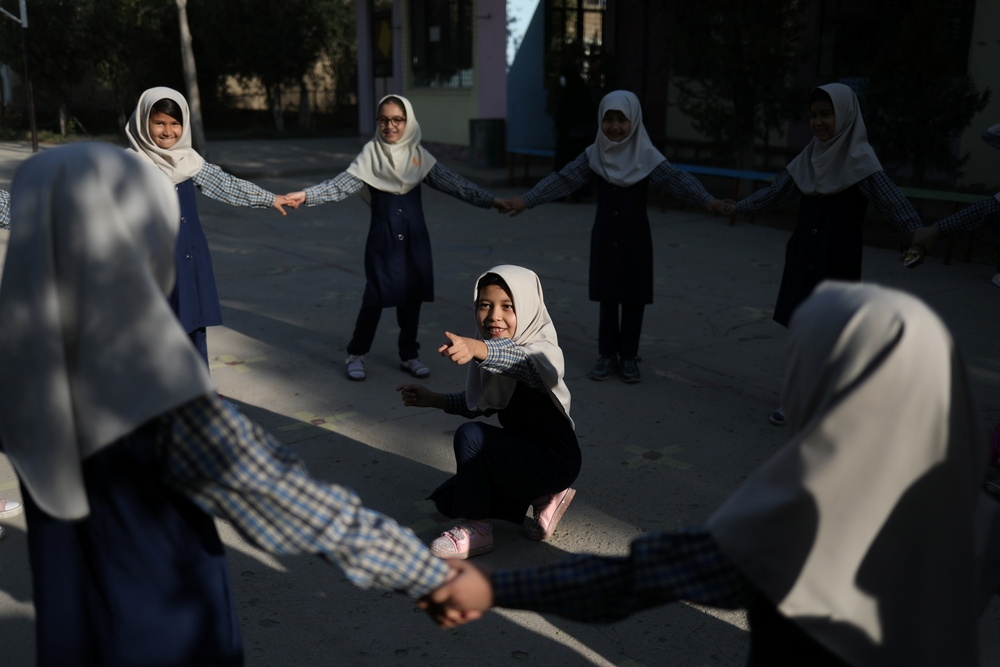 獲准重返小學校園的阿富汗女童。（湯森路透）