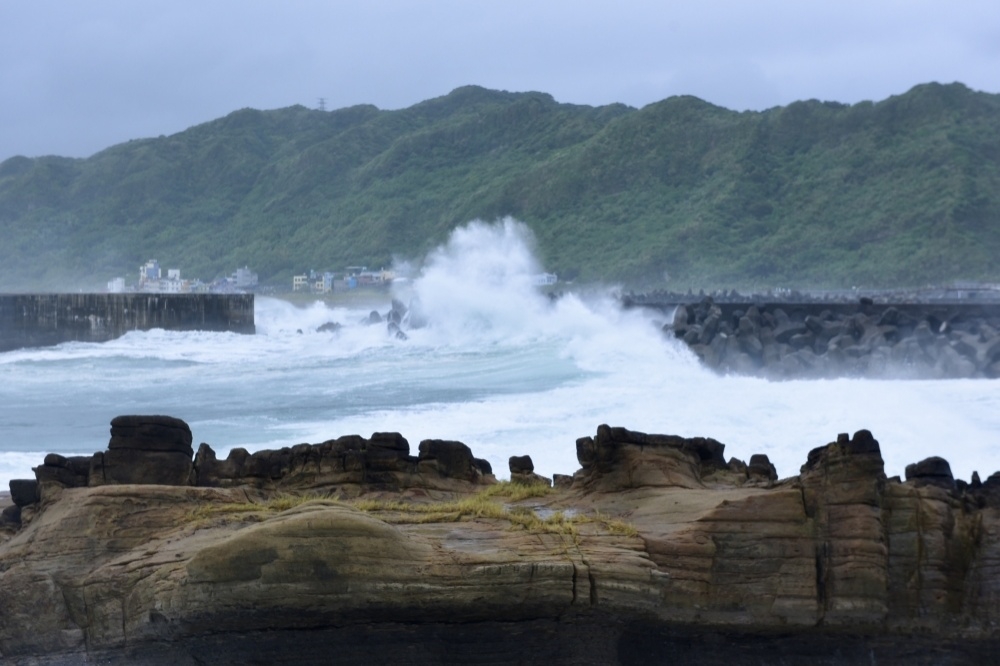 氣象局指出周五起天氣將略為不穩定，「蒲公英」颱風往日本移動過程將為台灣部分沿海地區帶來長浪。（資料照片／張哲偉攝）