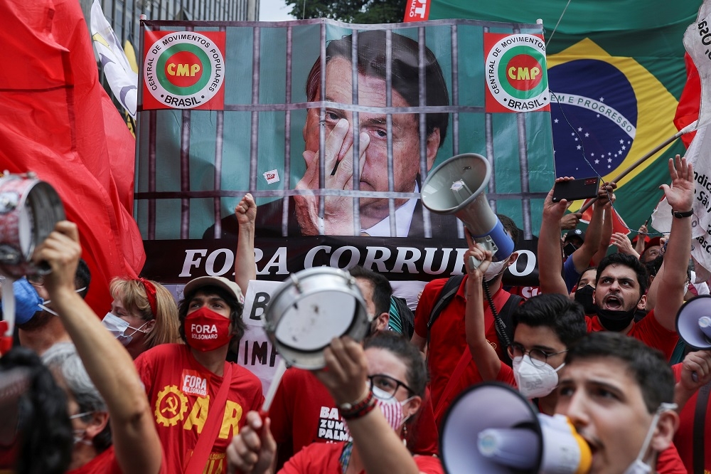 巴西民眾上街抗議總統波索納洛防疫不力。（湯森路透）