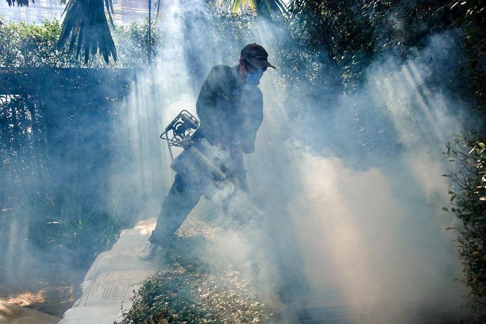 衛生人員針對瘧蚊群居地進行撲殺消毒。（湯森路透）