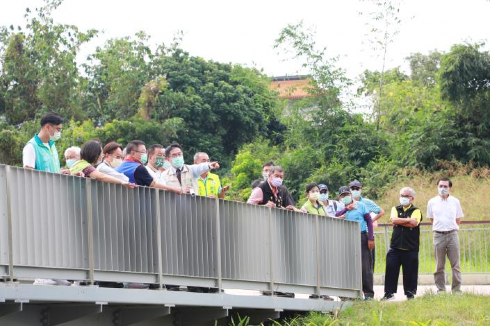 工務局最近完成月津港河畔開闢整建5座公園，台南市長黃偉哲7日特別偕議員前往視察工程品質，體驗水岸遊憩廊帶親水的舒適感受，並邀請市民朋友一起來踏青。（台南市政府提供）