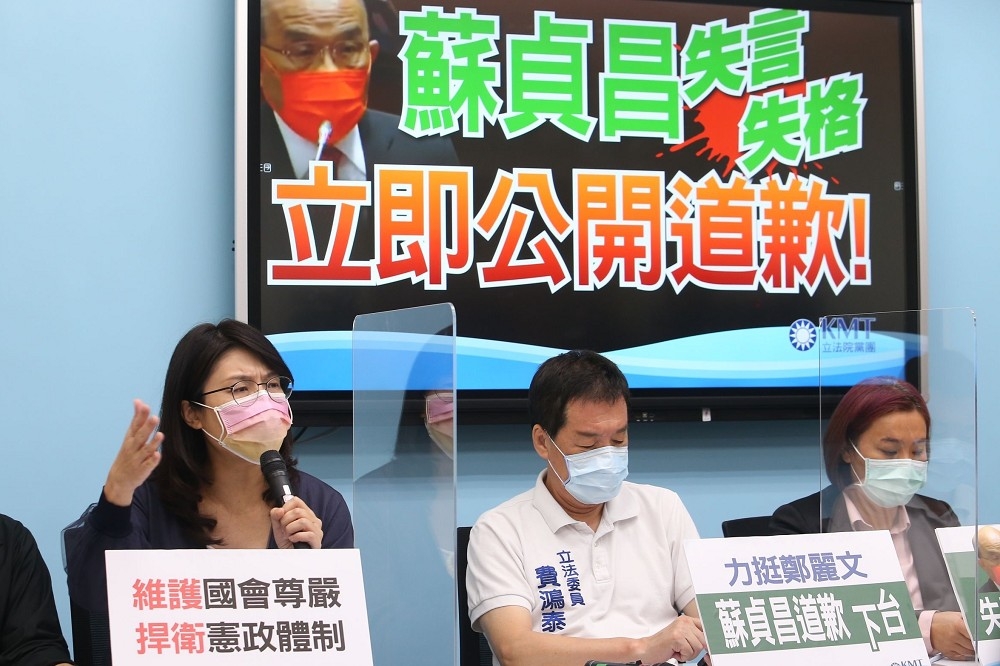 藍委鄭麗文（左）12日質詢行政院長蘇貞昌遭罵「袂見笑」，13日再開記者會要求道歉。（張哲偉攝）