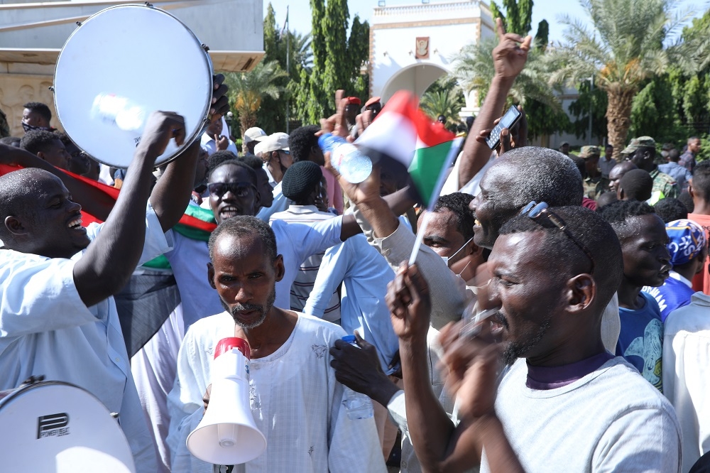 苏丹首都喀土穆爆发千人示威，要求总理下台由军政府接管。（汤森路透）(photo:UpMedia)