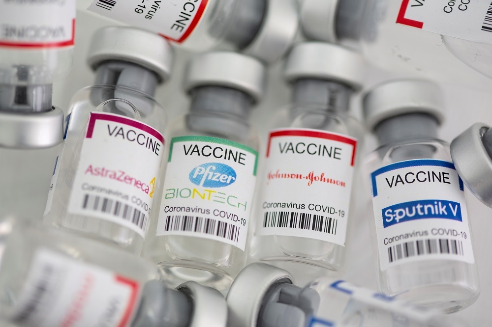 美國FDA通過第三劑疫苗混打。（湯森路透）