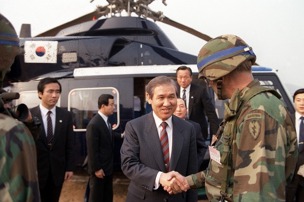 南韓前總統盧泰愚（西裝者）訪問駐韓美軍基地。（圖片取自美國國防部）