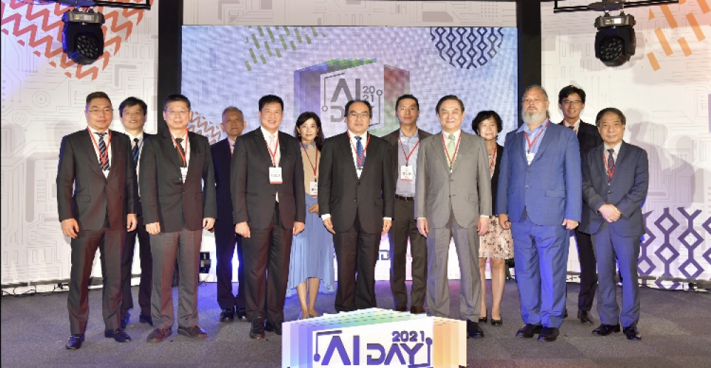 圖說：工業局呂正華局長攜手AI合作夥伴啟動「AI DAY 2021」，象徵產官研齊心團結，並肩推動台灣AI前向。