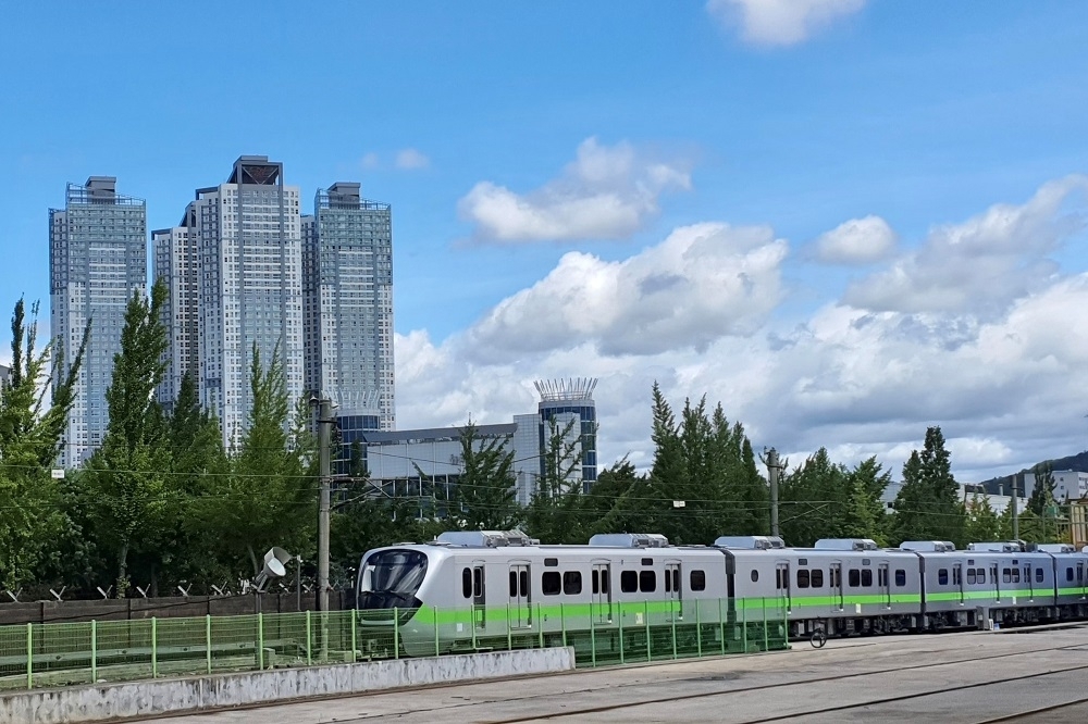 台鐵局「最美區間車」EMU900型通勤電聯車，上路不到1年，8日竟發生有車廂出風口處突然從車頂漏雨一事。（台鐵局提供）