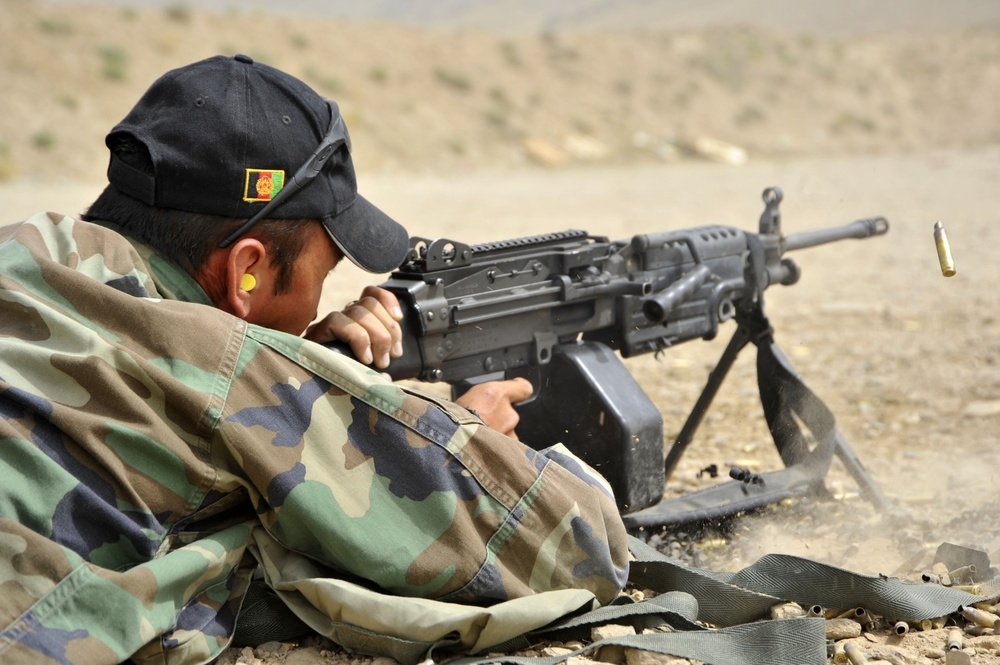 正在進行槍枝訓練的阿富汗政府士兵。（圖片取自美軍DVIDS系統）