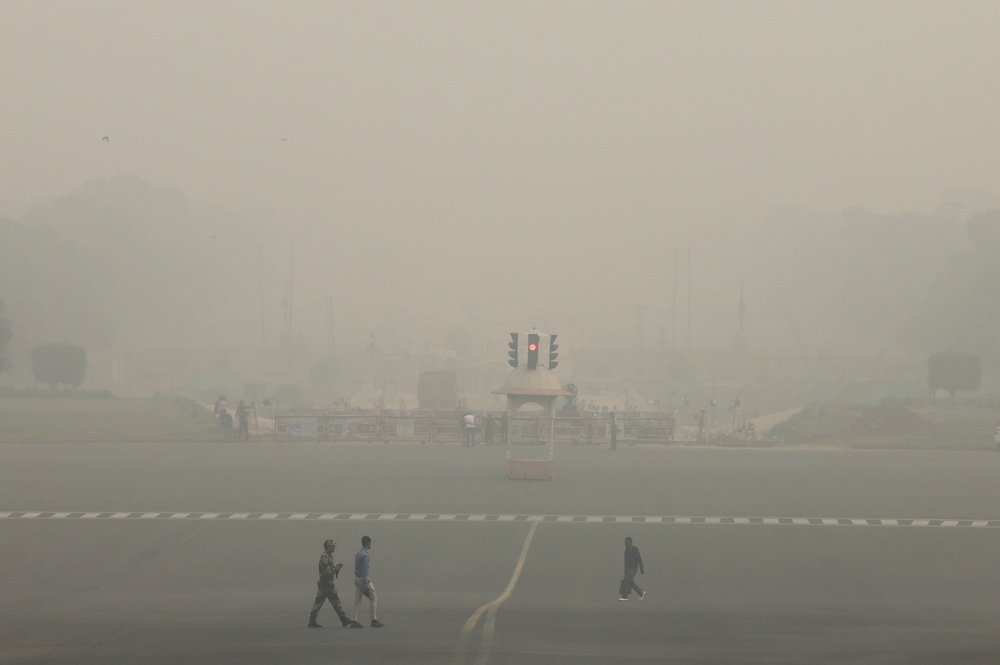 每當冬季來臨、印度首都新德里經常陷入嚴重霧霾和空氣汙染。（湯森路透）