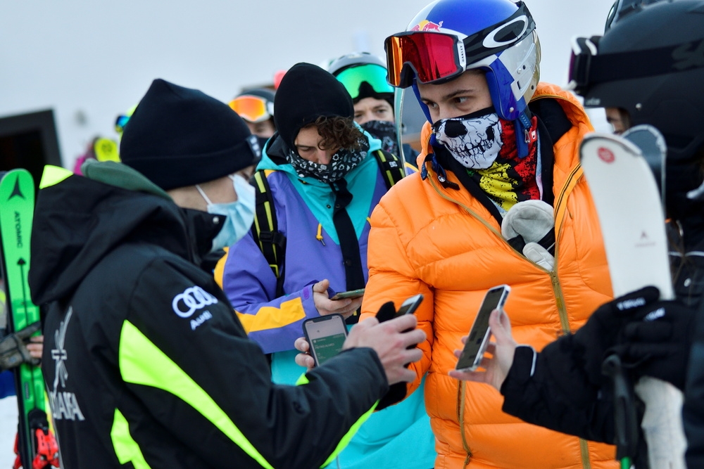 民眾前往滑雪場滑雪，業者進行掃碼確認顧客健康。（湯森路透）