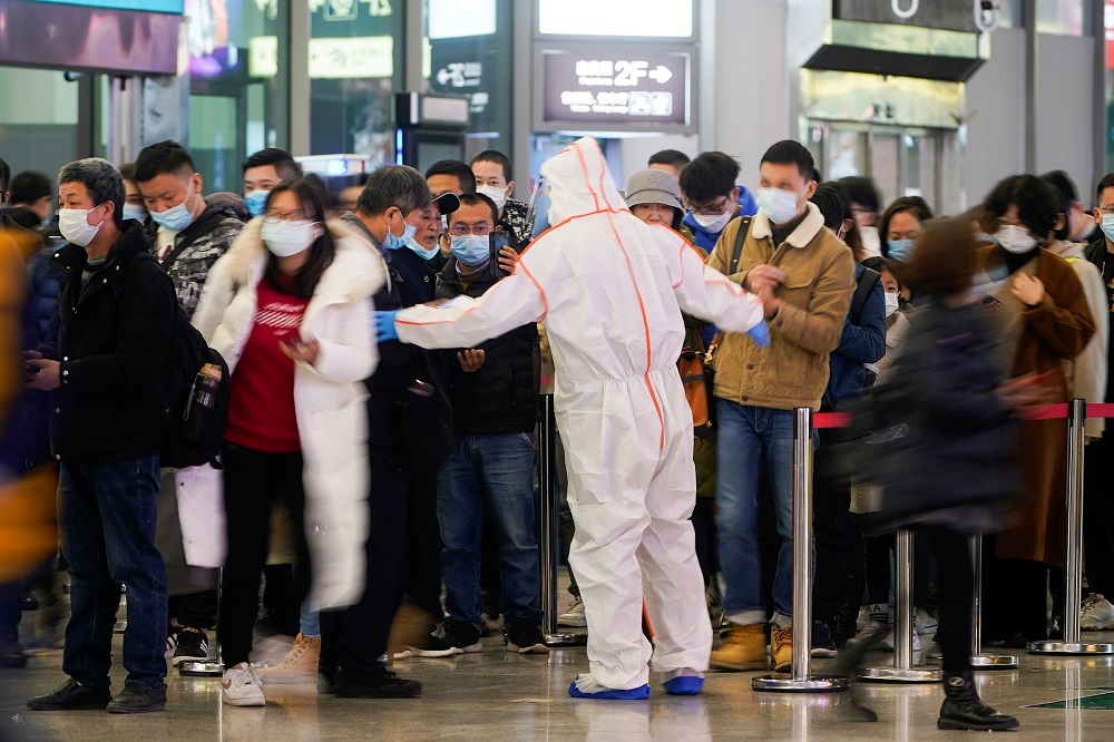 上海車站排隊等待掃碼提交健康狀況的民眾。