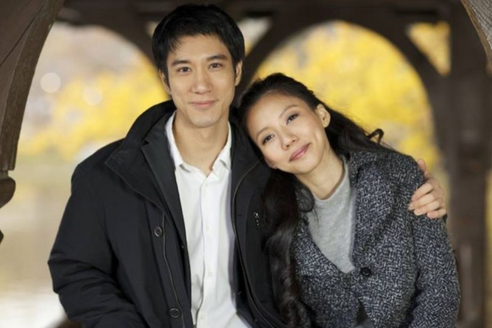 王力宏（左）8年前宣布閃婚圈外人李靚蕾，震驚歌壇，如今卻被爆已經離婚。（取自王力宏微博）