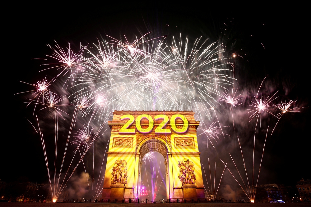 法國巴黎2020跨年煙火，襯托凱旋門之美。（湯森路透）