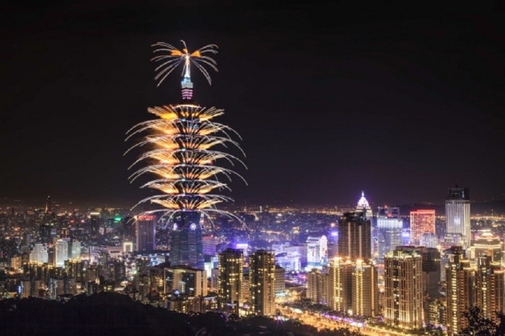 台北101跨年煙火活動，呈現全球首次在高樓架設展演的「動態展翅煙火」與「高空愛心煙火」。（台北101提供）