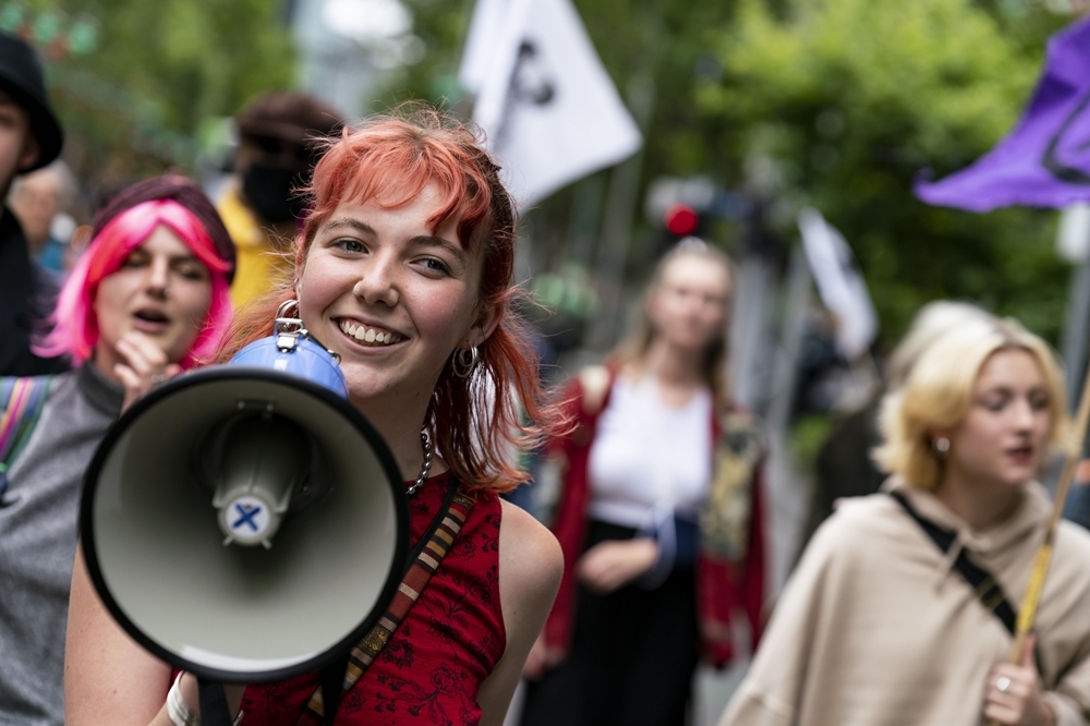 墨爾本街頭參與遊行的年輕人（2021 © Matt Hrkac , XR Youth Melbourne Discobedience @ Flickr, CC BY-SA 2.0.）