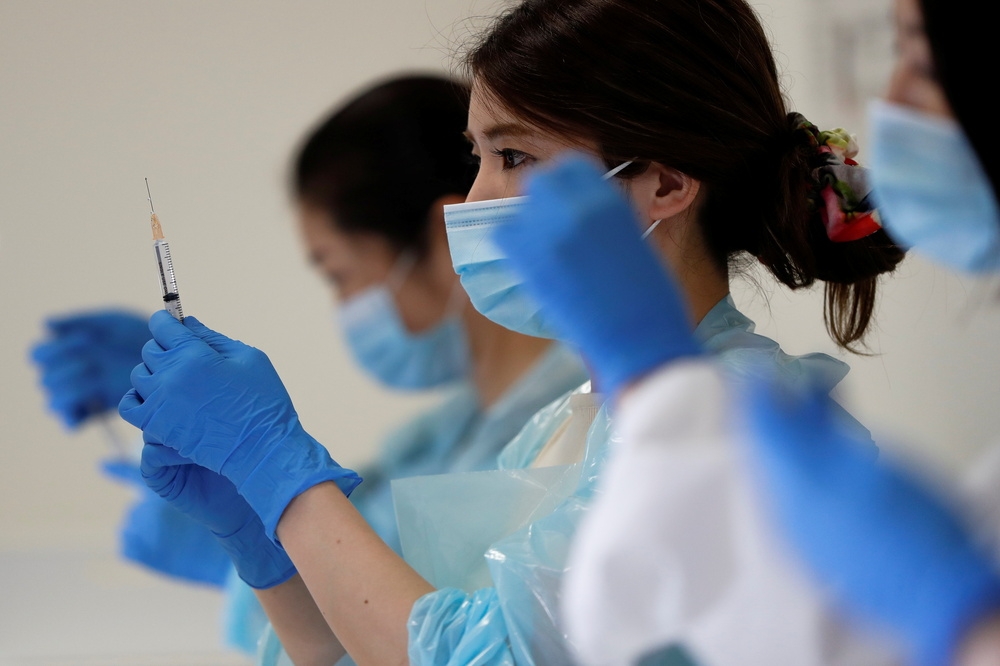 日本醫護人員正在準備疫苗接種。（湯森路透）