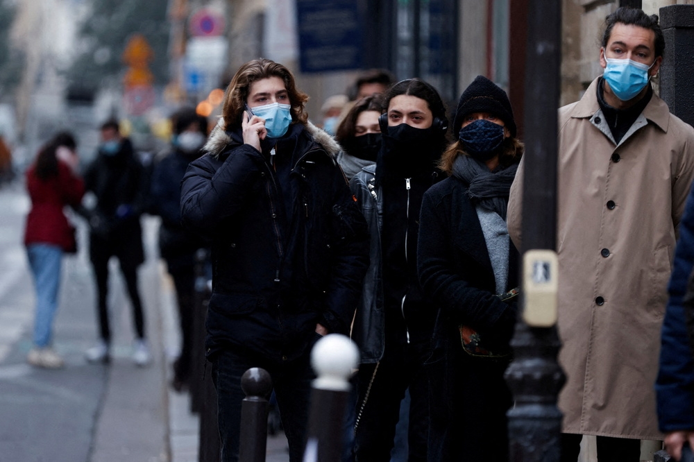 法國政府重啟外出戴口罩禁令。（湯森路透）