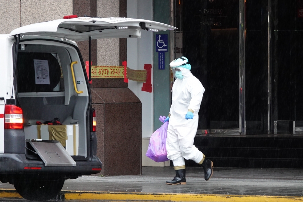 台北市一檢疫旅館30日傳出3確診個案，其中1位確診者的基因定序出爐，確認感染Omicron。示意圖。（資料照片／王侑聖攝）