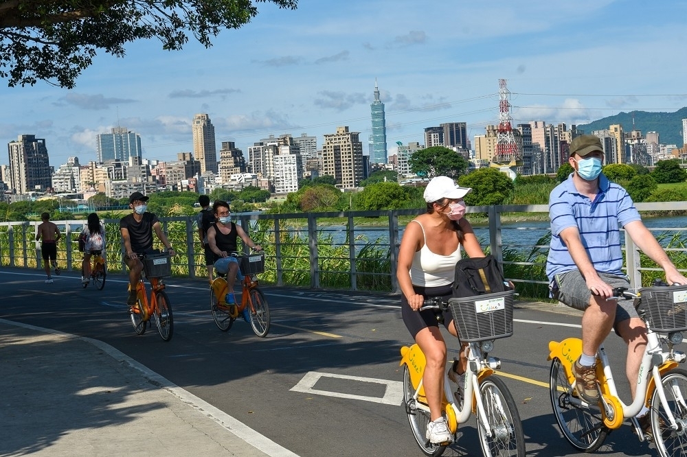 國內本土疫情升溫，台北市副市長蔡炳坤12日表示，不排除自15日起，恢復室內外運動全程戴口罩。（資料照片／蔣銀珊攝）