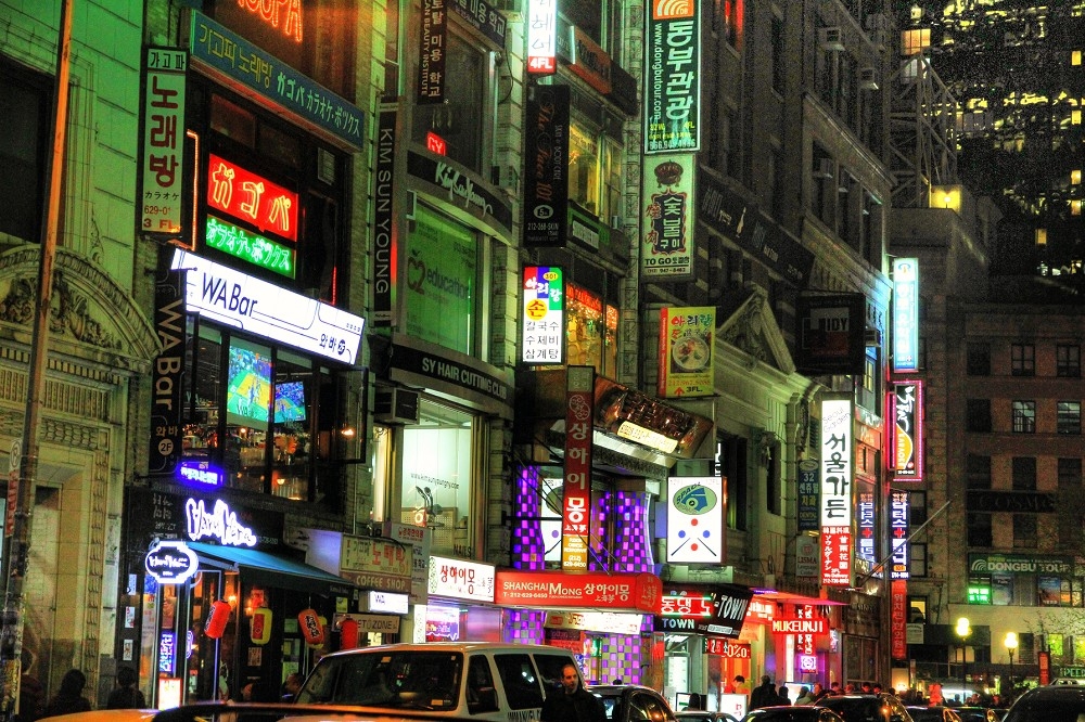 紐約韓國商會的力量，大到可以把繁華的32街改名為「韓國街」（Korean Town），真是可怕的對手。（維基百科）