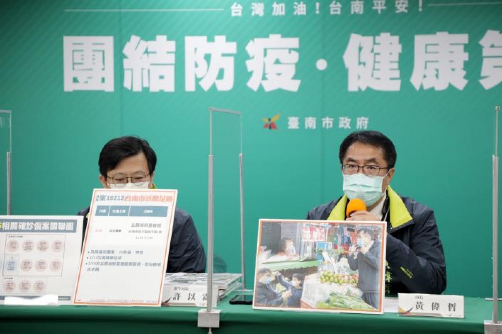 台南市長黃偉21日公布高雄確診個案在南市足跡，呼籲與此時段足跡重疊者，請前往指定地點採檢。（市府提供）