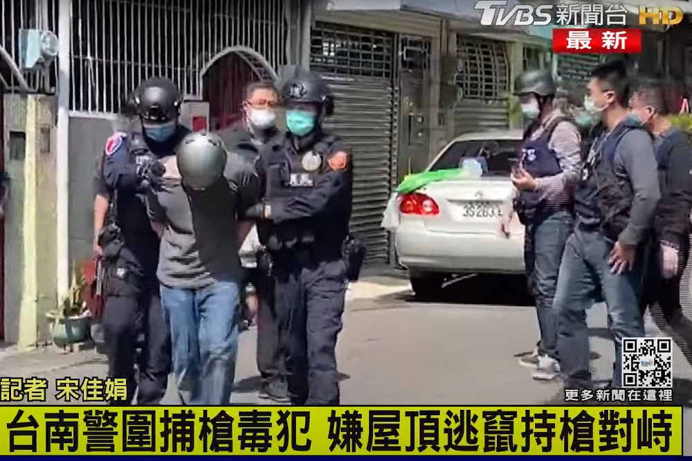 台南警方18日追捕一名擁有槍砲彈藥嫌犯，王嫌雖一度揚言自戕威脅，但最後仍遭奪槍壓制。（擷取自TVBS新聞台YouTube）