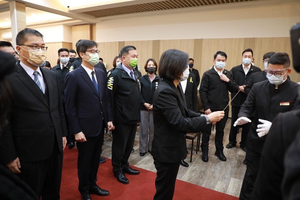 蔡總統18日親赴靈堂弔唁林崑海。（取自王定宇臉書）