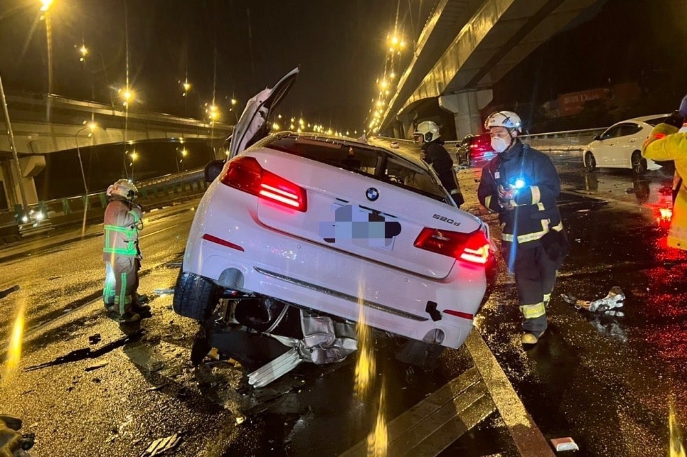 BMW轎車20日凌晨疑天雨路滑，失控撞上平面接往五楊高架的分隔島釀3死。（取自爆廢公社臉書社團）