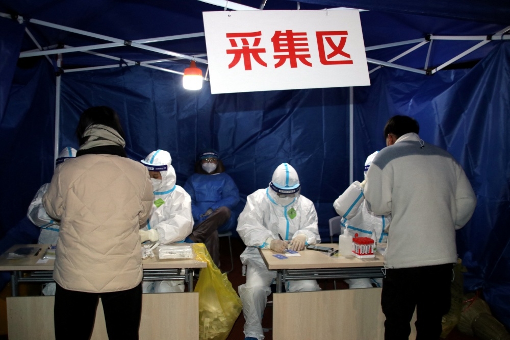 蘇州衛生當局為民眾進行核酸檢測。（湯森路透）
