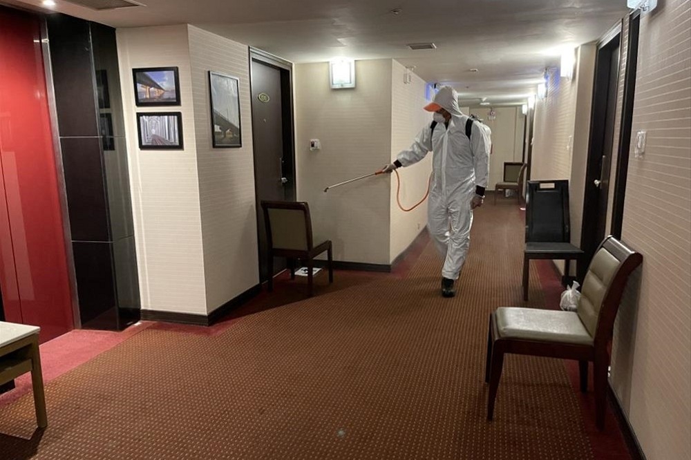 高雄防疫旅館6日起進行大規模清消，卻傳出有員工中毒恐失能。圖為清消示意圖，非當事人。（高雄市環保局提供）