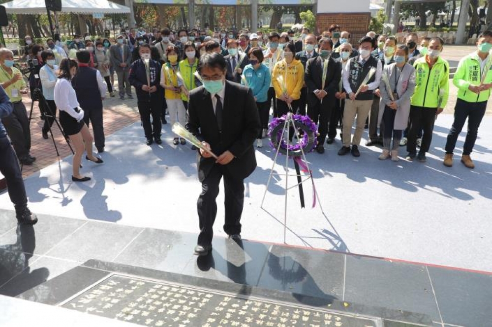 追思會由市長黃偉哲帶領市府團隊與會人員至紀念碑前獻花並一一與受難者的家屬致意。（市府提供）