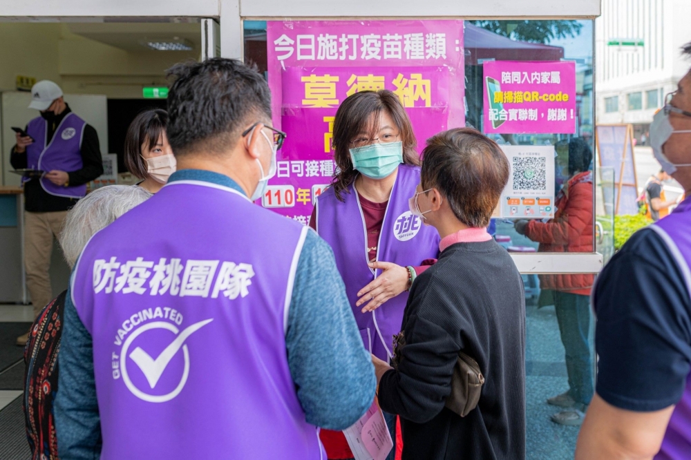 桃園疫情仍未平息，1日新增3例本土確診個案，市府也加強呼籲民眾趕快施打第3劑疫苗增加保護力。（桃園市政府提供）