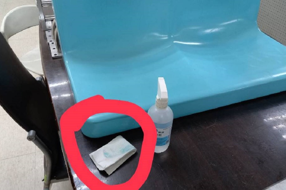 台北捷運公司呼籲民眾請勿使用酒精消毒座椅，恐導致座椅油漆剝落。（北捷公司提供）