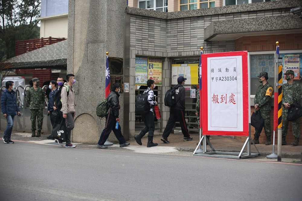 14天新制教召5日在桃園蘆竹首度登場，應召員上午陸續進行報到手續。（陳愷巨攝）