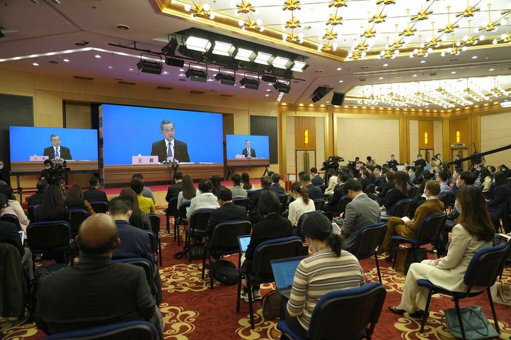 中國外交部長王毅召開記者會。（美聯社）