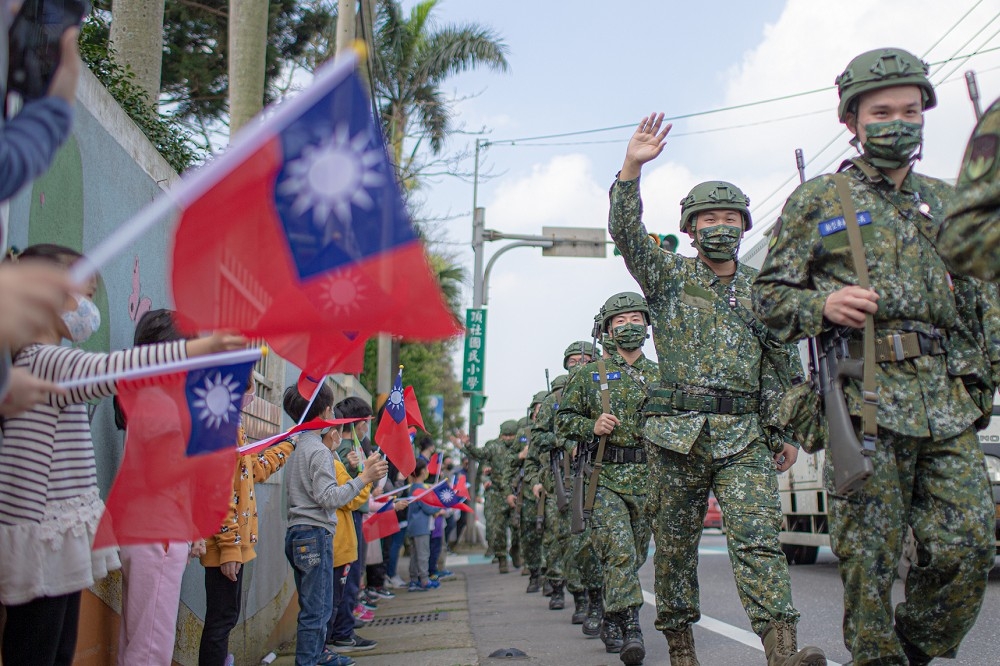 陸軍第六軍團步兵第206旅投入10公里行軍訓練，頂社國小同學為官兵加油打氣。（軍聞社提供）