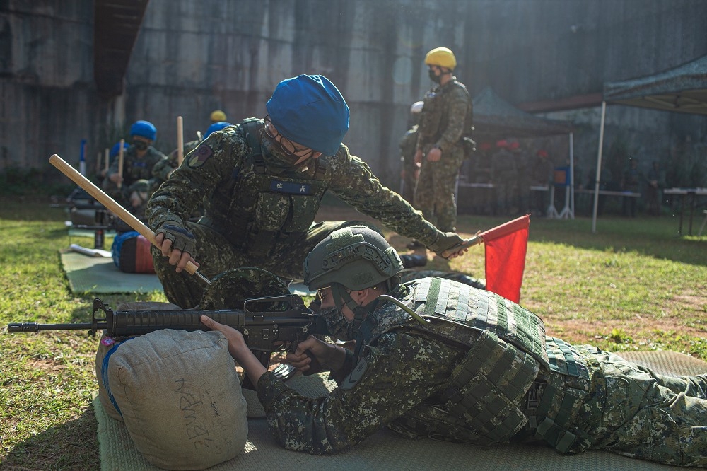 首梯新制教召訓練自10日起進入實彈射擊階段，圖為陸軍步兵206旅新制教召11日實施實彈射擊。（軍聞社提供）