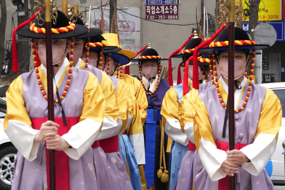 因應新冠疫情，首爾崇禮門儀仗隊也全面戴上口罩。（美聯社）