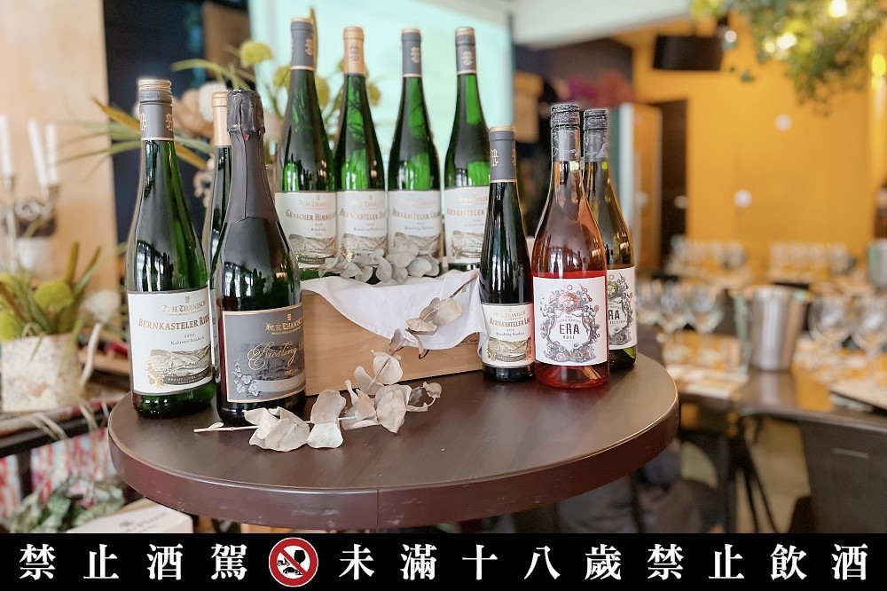 由路徑葡萄酒代理販售的泰斯尼醫生莊園（Dr.Thanisch）麗絲玲系列，價格約從 880 ~ 2,750 元不等。（洪卉琳攝）