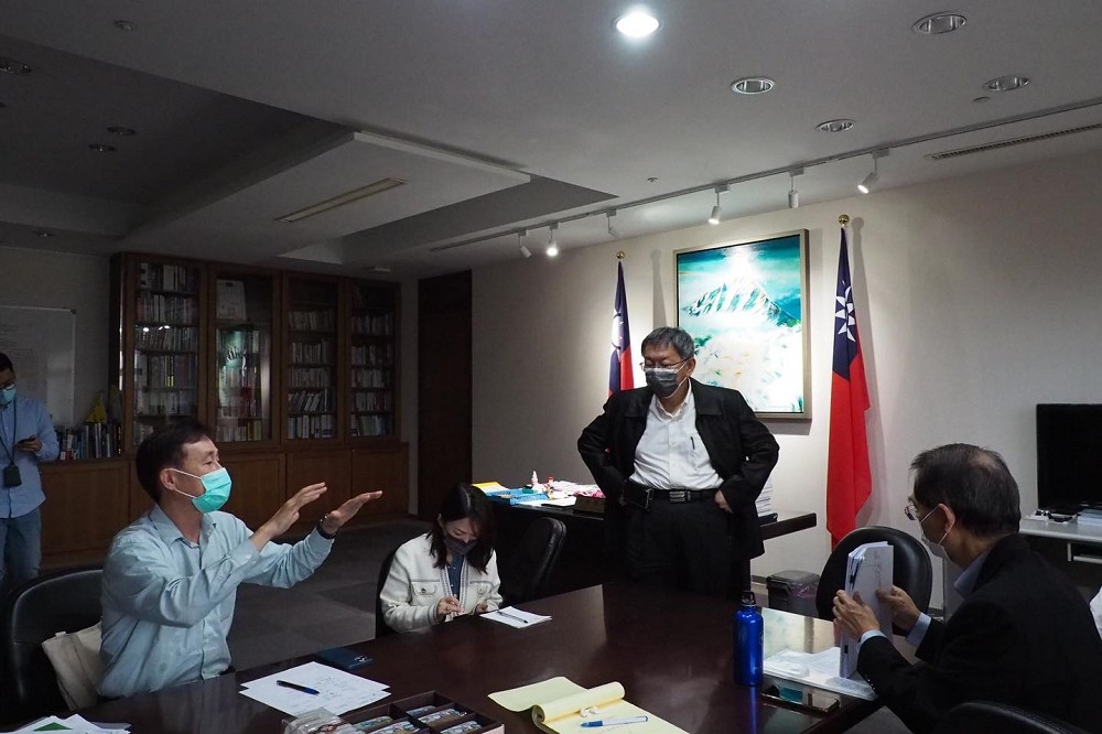 台北市政府對於智慧城市展確診案例召開臨時會議，並於23日下午3點半召開線上記者會。（擷取自柯文哲臉書）
