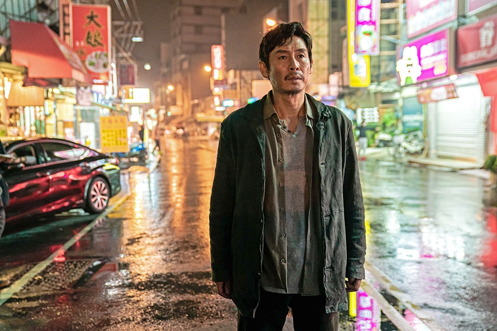 韓國大滿貫影帝薛景求主演的《夜叉：浴血諜戰》在台北取景，讓網友們期待電影上線後會發現更多台灣特色的街景。（Netflix提供）