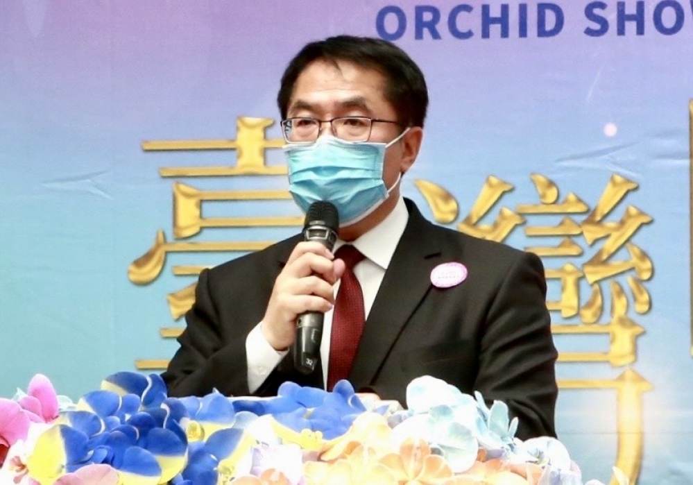 台南市長黃偉哲表示，「18歲公民權」修憲案在朝野政黨一致支持下獲得通過，這只是第一個起步。