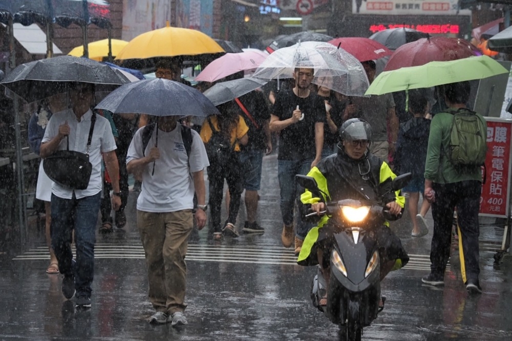 全台下雨天氣將會延續到29日，30日另一鋒面襲台再轉濕冷。（資料照片／張家銘攝）