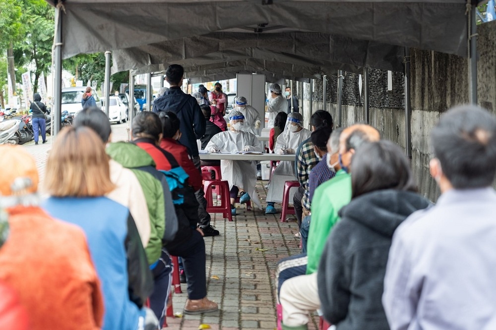 28日一早，台東初鹿快篩站就湧入300多人前往篩檢。（取自饒慶鈴臉書）